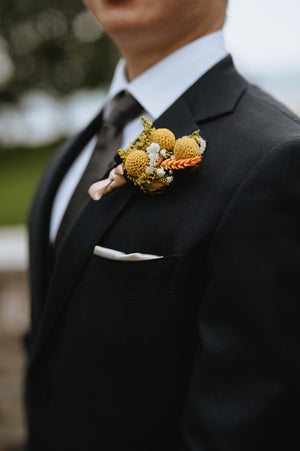 Chic and radiant boutonnière, reflecting the luminous beauty of the Sunshine Coast in every delicate detail for a refined Toronto ceremony