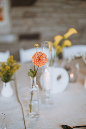 Chic and subtle bud vase floral set, intertwining the golden allure of the Sunshine Coast with modern Toronto wedding style.