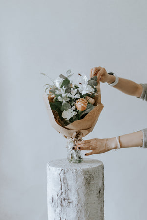 The de Novo Small Bouquet Reflecting Toronto's Vibrant Energy with Effortless Vase Placement Elegance in Rustic Kraft Wrapping